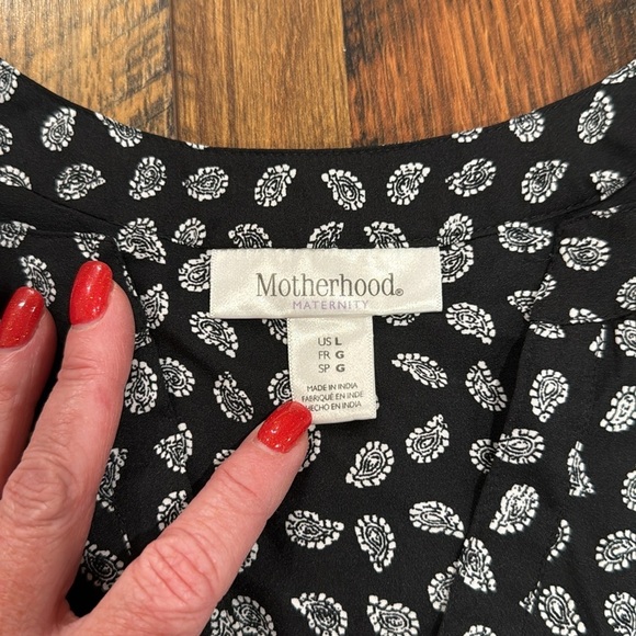 Motherhood Maternity Flowy Paisley V-Neck Blouse - Picture 4 of 7